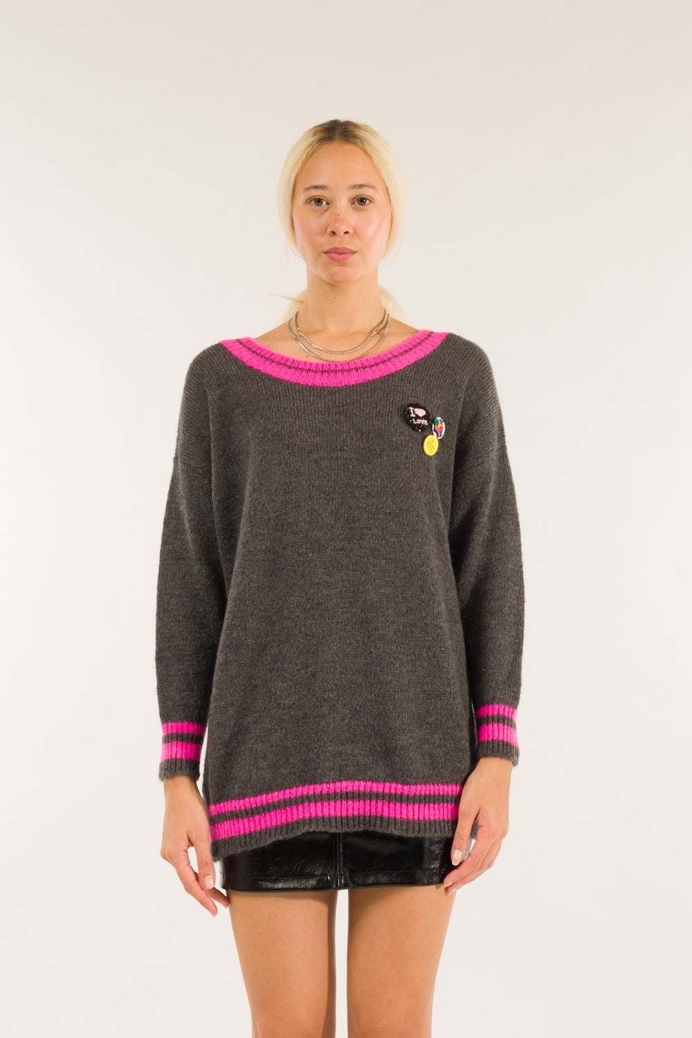 Maglia lunga scollo madonna spille